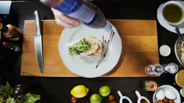 Chef Adds Sauce To The Complete Salad — Stock Video