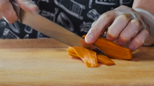 Chef manos corte y corte de zanahoria por cuchillo — Vídeos de Stock