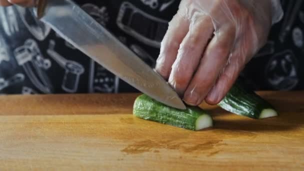 Chef corta pepino a bordo — Vídeos de Stock