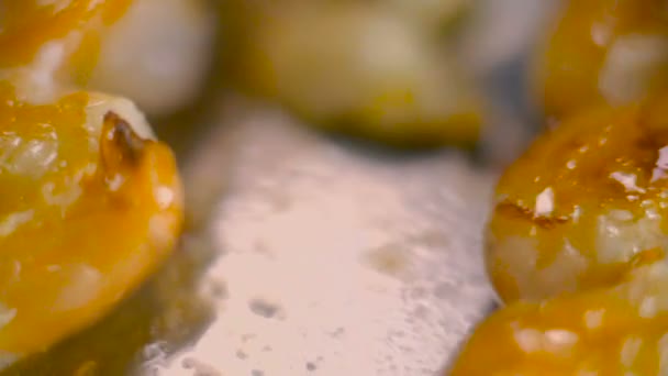 Chef cocinando camarones en la sartén de cerca — Vídeo de stock