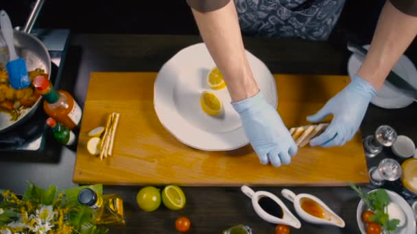 Chef terminó el plato de camarones — Vídeos de Stock