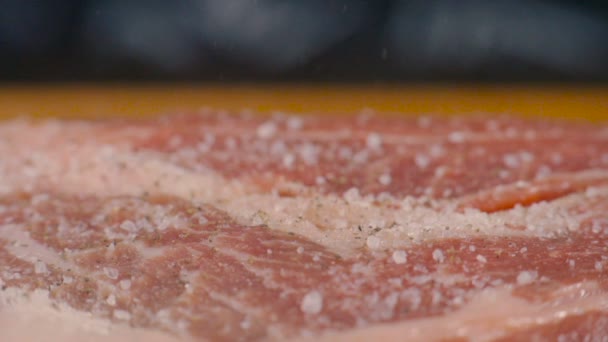 Мясной стейк, посыпанный бумагой — стоковое видео