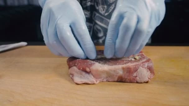 Chef adiciona ao alho bife e molho — Vídeo de Stock