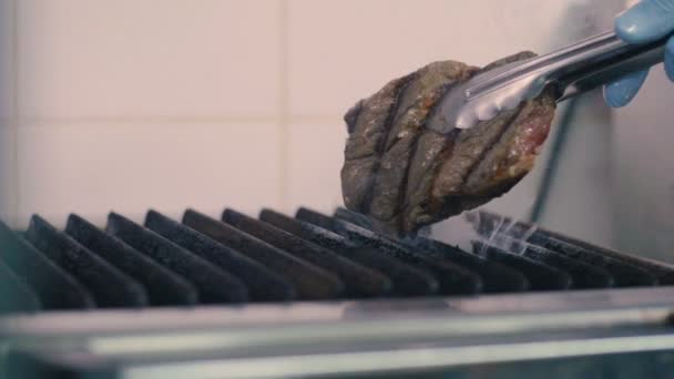 Chef assar carne fresca na grelha — Vídeo de Stock