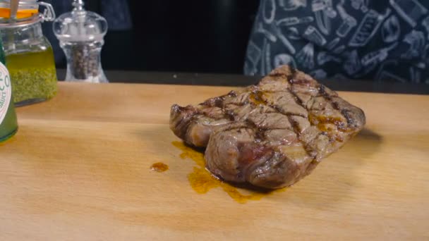 Chef corta bife de carne grelhada com molho — Vídeo de Stock