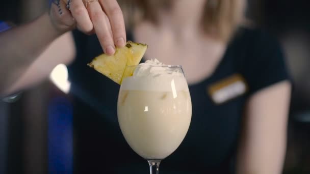 Chef-kok Pina Colada Cocktail maken — Stockvideo