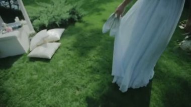 Güzel gelin çimenlerin üzerinde yürüyüş