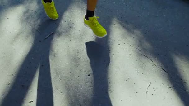 Hardloopschoenen van Man joggen buiten op weg. — Stockvideo