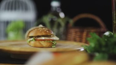 Büyük uzun bir plaka üzerinde dönüyor