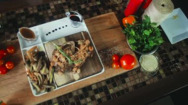 Ananas ve kavrulmuş mantar soslu domuz eti tamamlamak