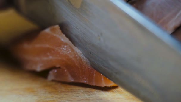 Chef corta filetes de pescado de salmón de cerca — Vídeos de Stock