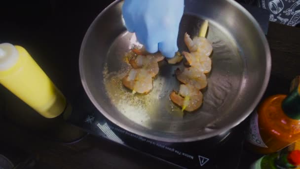 Chef-kok koken van garnalen op koekenpan met knoflook — Stockvideo