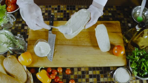 Sneetje brood gesmeerd met witte saus — Stockvideo