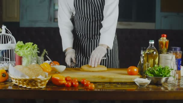 Chef corta Baguette — Vídeo de Stock