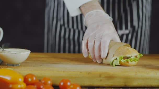 Jefe atando sandwich de hilo — Vídeos de Stock