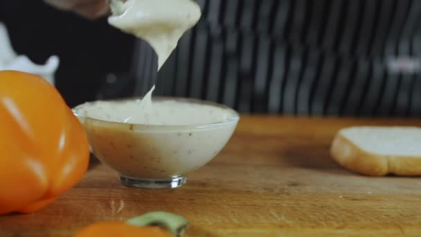 Rebanada de pan untado con salsa blanca Primer plano — Vídeo de stock