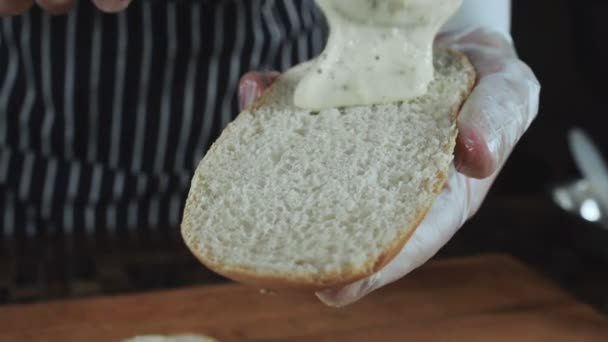 Σεφ είναι επίχρισμα με μπαγκέτα λευκή σάλτσα — Αρχείο Βίντεο