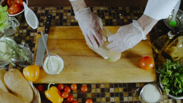 Der Häuptling bindet einen Umschlag länger — Stockvideo