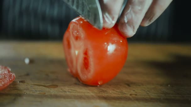 Chef cortando tomate na placa de madeira — Vídeo de Stock