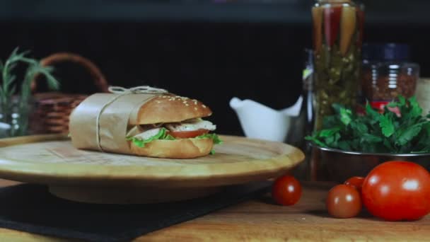 Un gran sándwich está girando en una placa — Vídeo de stock