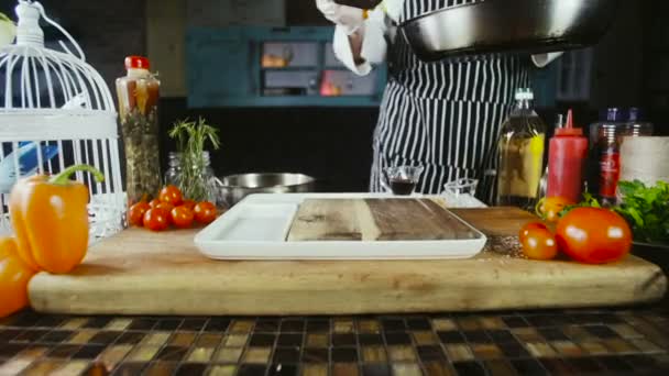 Le Chef ajoute des champignons rôtis sur une assiette — Video