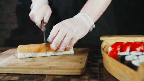 Sushi van de chef-kok bezuinigingen zalm — Stockvideo