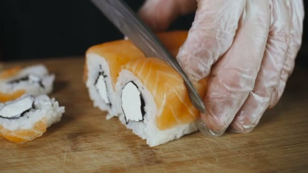 Нож режет лосося суши — стоковое видео