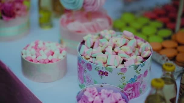 Bunte Marshmallows Bonbons auf weißem Tisch — Stockvideo