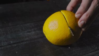 Koyu ahşap masa üzerinde yarım turuncu meyve Şef kesim