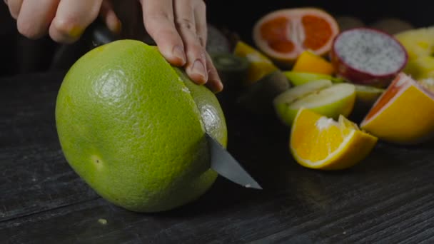 Chef-kok Cut Citrus lieverd op donkere houten tafel — Stockvideo