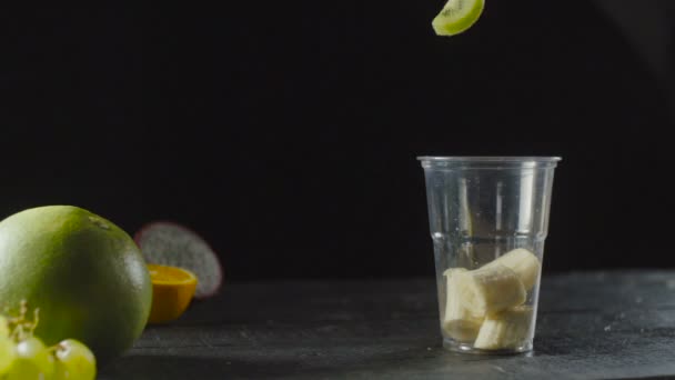 Chef Add Kiwi in Fruit Cocktail Cup with Banana — Stok Video