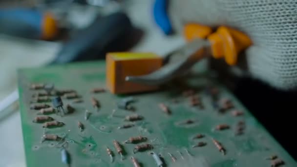 Demontage van het elektronische Circuit bord Apart met een tang — Stockvideo