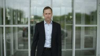 Başarılı erkek Office binadan çıkıyor