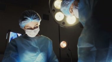 Hemşire asist cerrah operasyonda