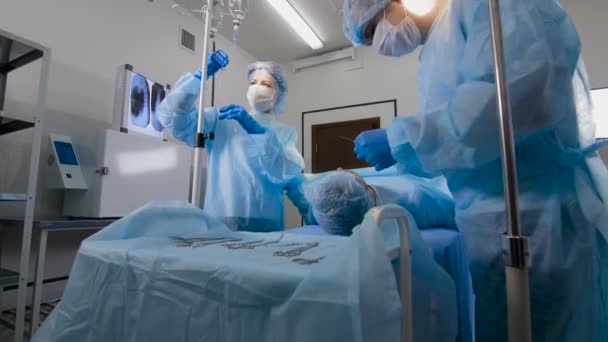 수술실에서 일하는 팀 외과의사 — 비디오