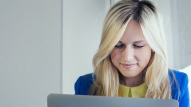 Yaratıcı kadın sosyal ağlarda iletişim