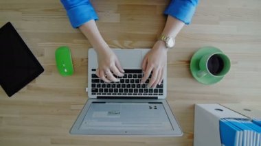 Dizüstü bilgisayarda Swiping kadın eller