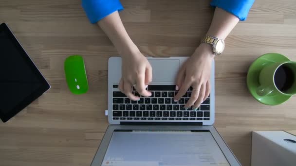 Mani della donna che scrivono sul computer portatile — Video Stock