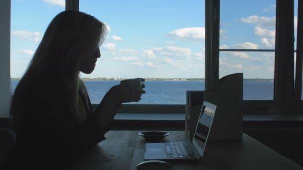 Femme prend une gorgée de café et commence à travailler — Video