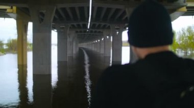 Adam bir köprünün altında dinleniyor