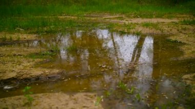 Çamur su birikintisi sıçramasına dağ motorcu