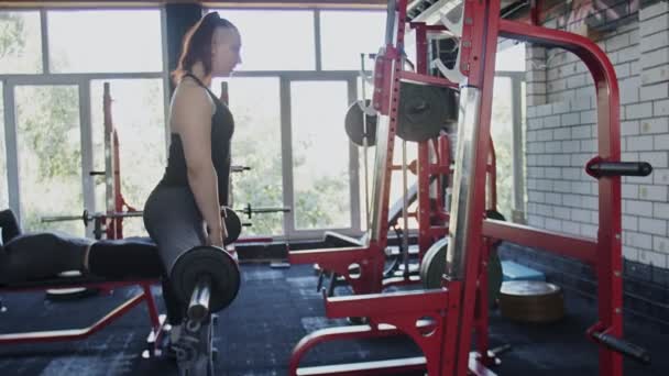 Mujer muscular hace ejercicio Deadlift en el gimnasio — Vídeos de Stock