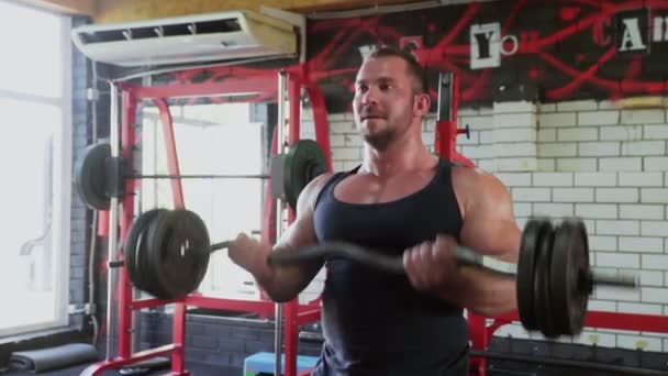Közelkép egy vonzó férfi testépítő végző súlyzó bicepsz fürtök — Stock videók