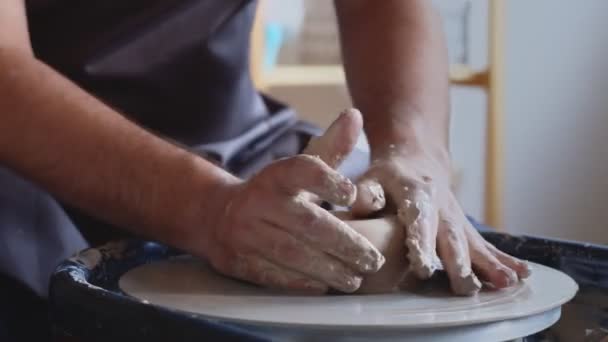 Trabalho manual na roda de cerâmica, moldando um pote de barro — Vídeo de Stock