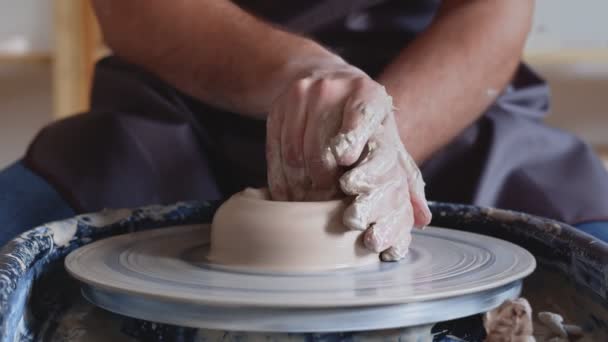 Handwerk op aardewerk wiel, vormgeving van een klei pot, student maken van klei pot in de studio — Stockvideo