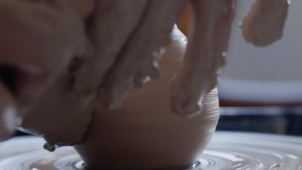 Поттер делает глиняный продукт с керамики моделирования инструментов на гончаре — стоковое видео