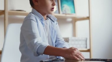 Seramik üretimi. Küçük çocuk kille çalışıyor..