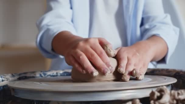 Niño curioso está jugando con arcilla en la mesa de trabajo en alfarero — Vídeos de Stock