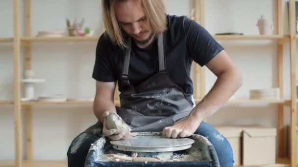 El primer plano del hombre preparan la arcilla para hacer la olla en el estudio — Vídeo de stock