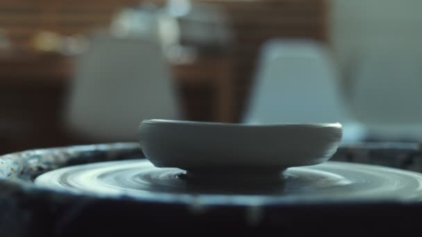 Oală ceramică pe roata de ceramică răsucită . — Videoclip de stoc